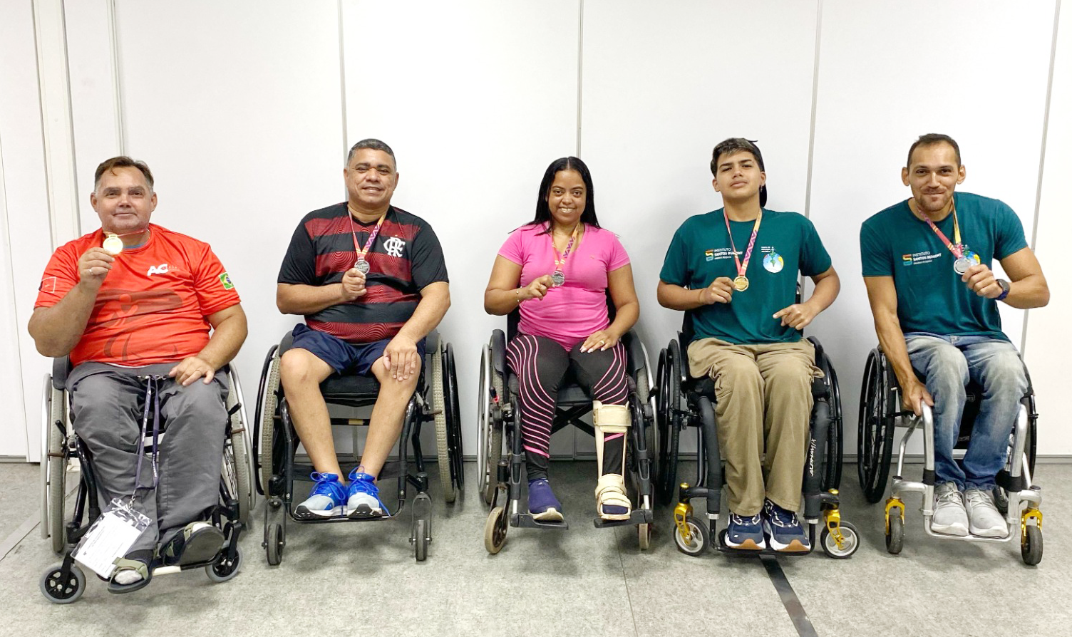 Paratletas do ISD posam com medalhas conquistadas em meeting paralimpico