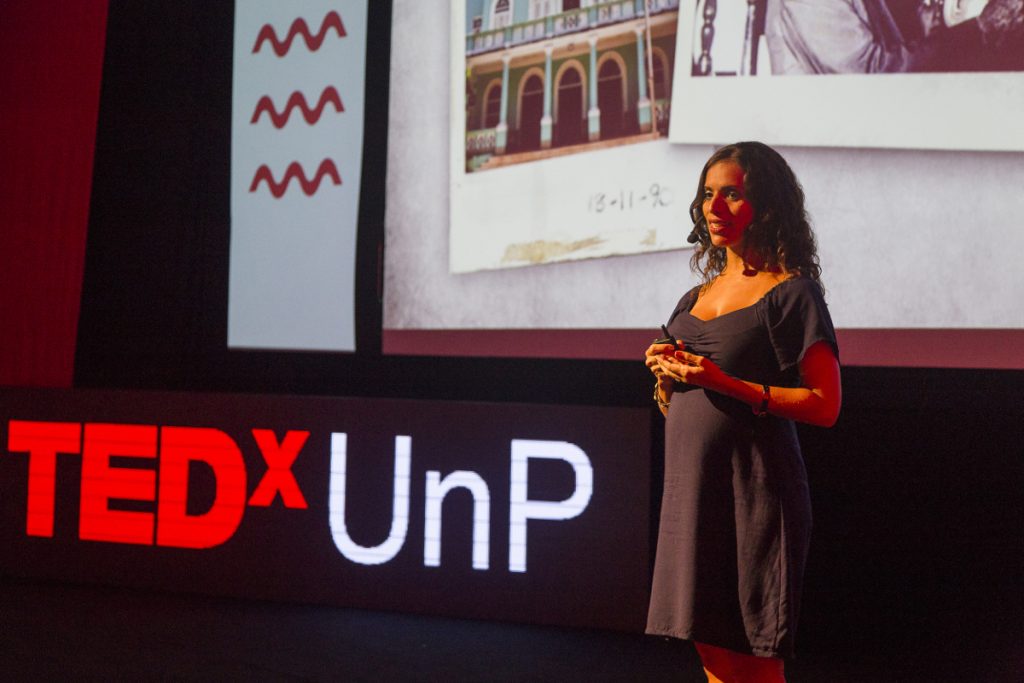 Carolina Damásio durante apresentação do Projeto Arte de Nascer. Foto: Alex Fernandes - Divulgação TEDx UnP