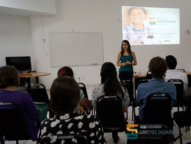 Ana Carolina Kunicki, pesquisadora do IIN-ELS, se apresenta aos alunos. Foto: Ariane Mondo/Ascom ISD
