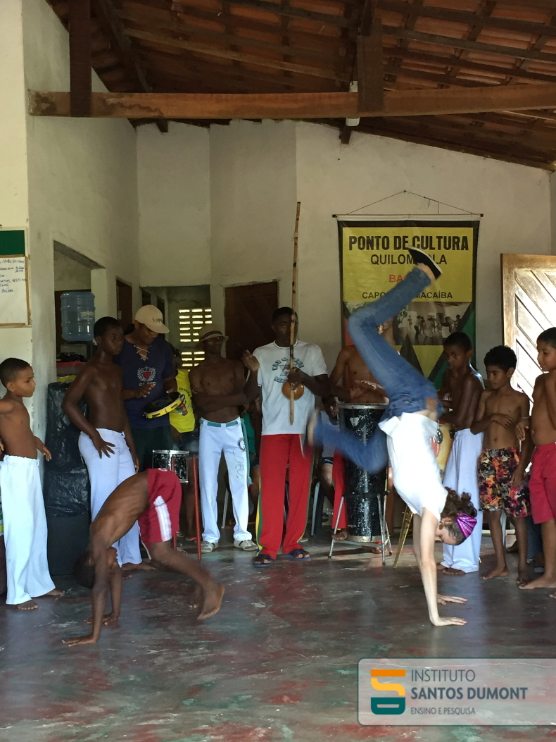 Criança e aluna de medicina participam de roda de capoeira da comunidade quilombola de Capoeiras.